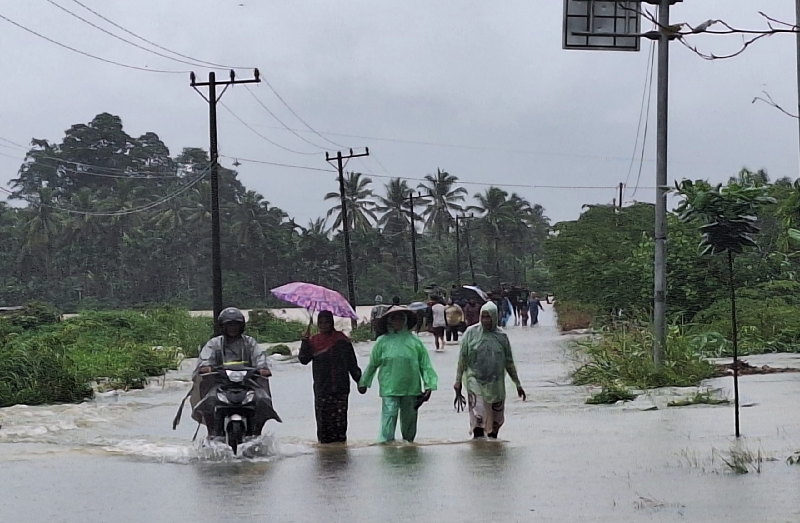 Kota dan Desa Tak Berdaya di Tengah Cuaca Ekstrem: Banjir dan Listrik Padam Lumpuhkan Segala Aktivitas 1 20251126 145319 scaled