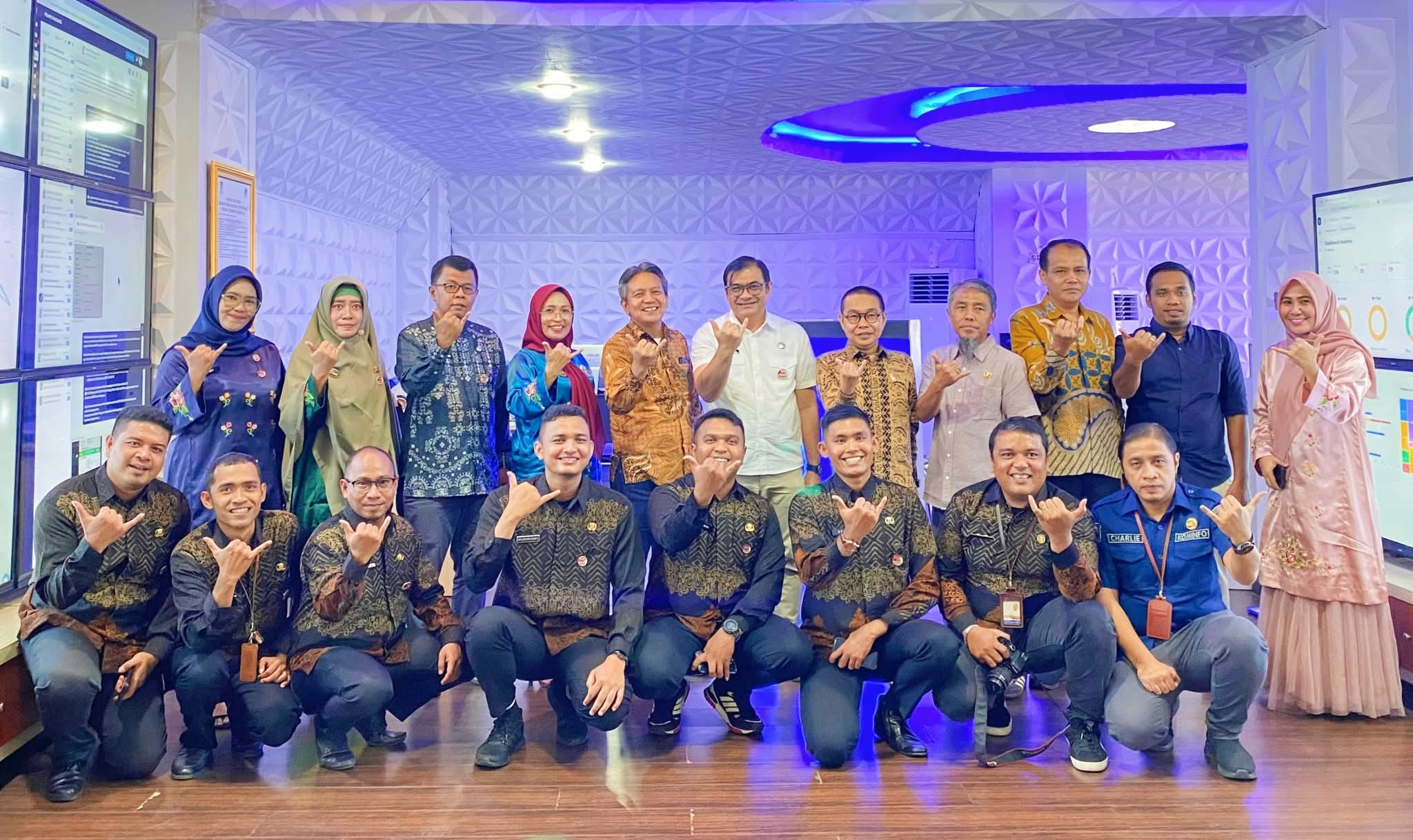 Ketua KI Sumbar, Musfi Yendra beserta jajaran mendatangi ruang PPID di Balai Kota Padang.(Foto:Diskominfo Padang)