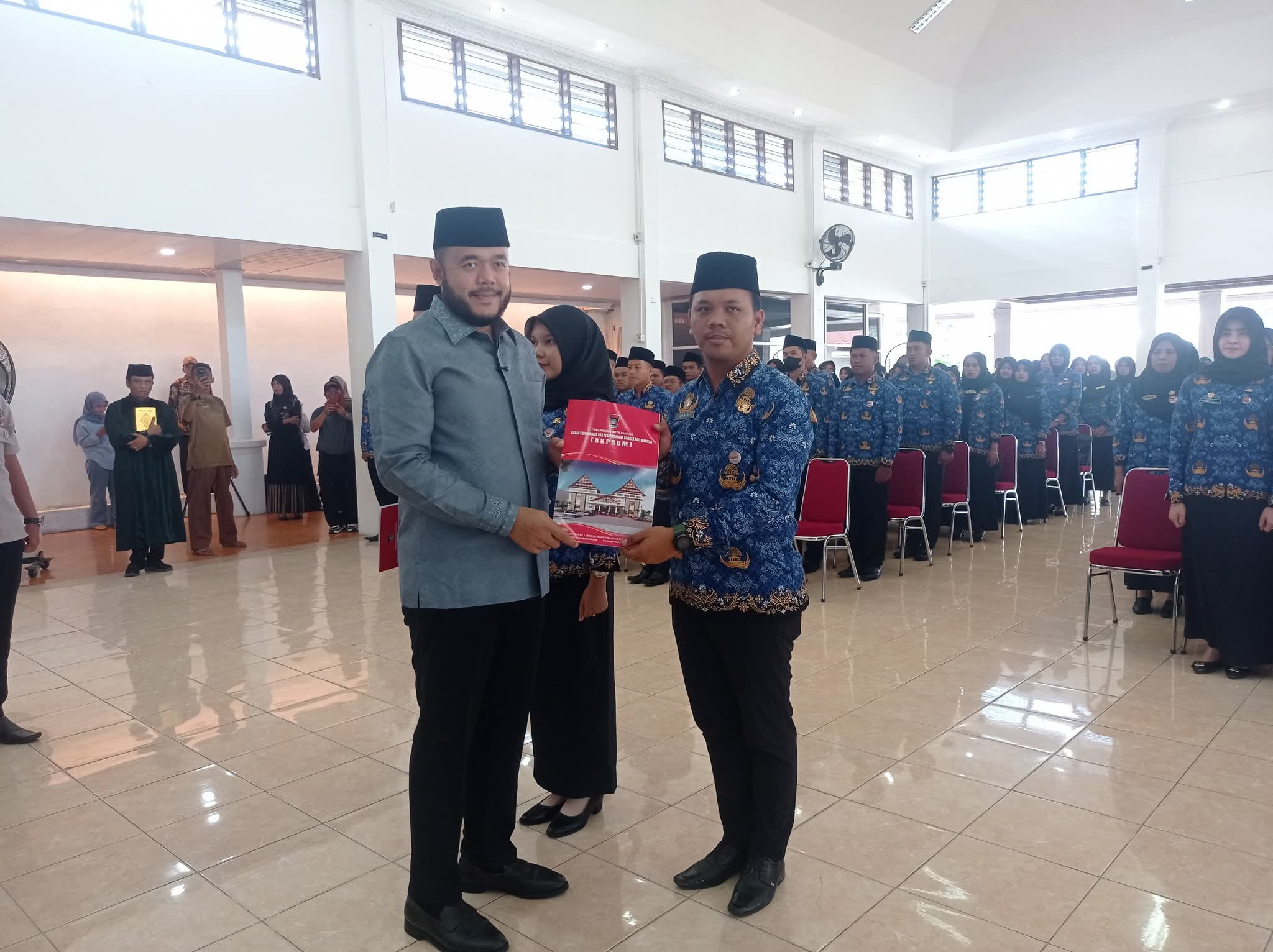 Pengangkatan dan Pengambilan Sumpah Janji PN Formasi Ikatan Dinas Tahun 2024 dan Peyerahan SK Pengangkatan PPPK Paruh Waktu di Rumah Dinas Wali Kota Padang.(Foto:Diskominfo Padang)