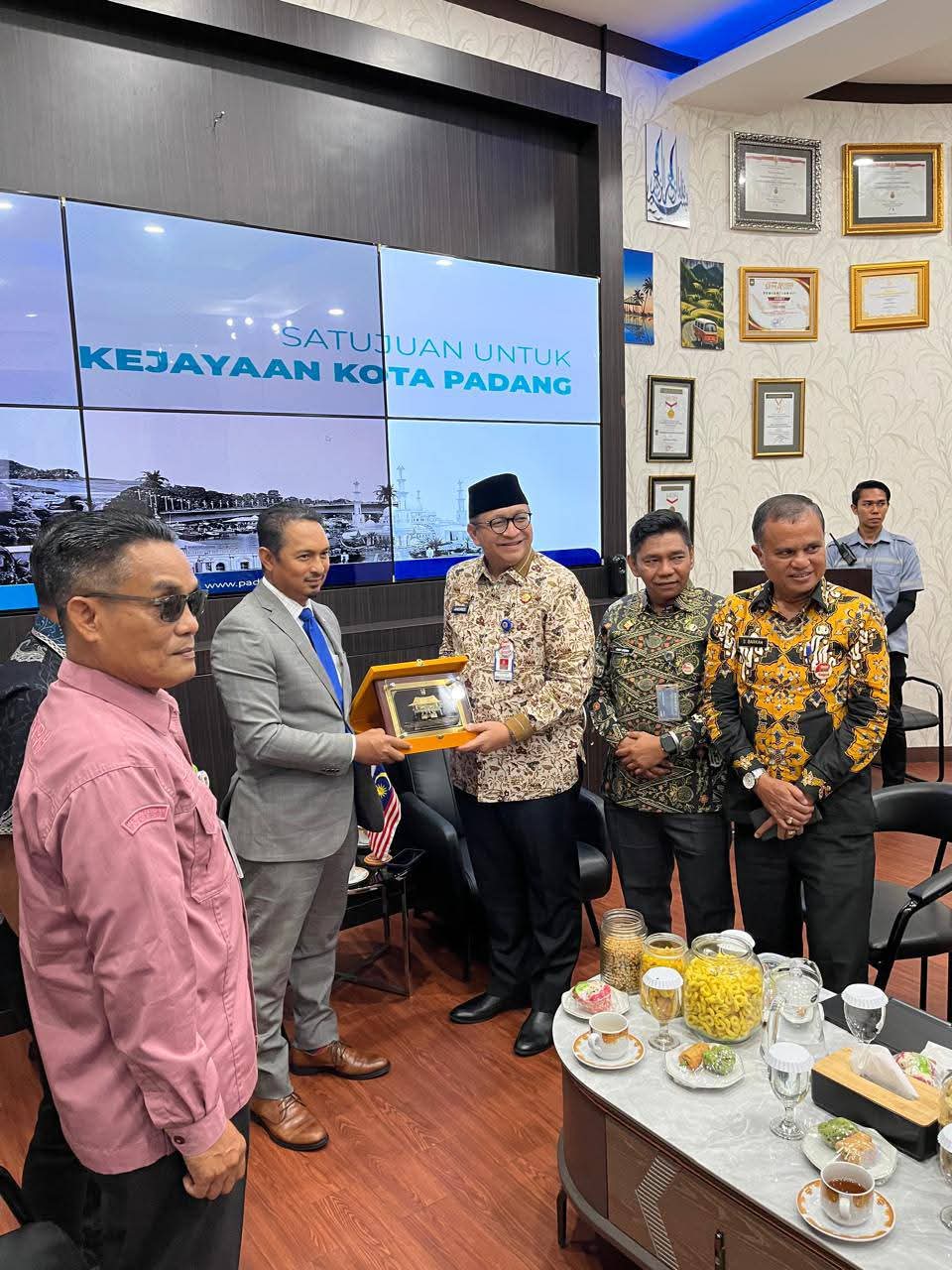 Sekretaris Daerah Kota Padang, Andree Harmadi Algamar Terima kunjungan Jenderal Malaysia Medan di Lounge Akmal Usman Balai Kota Padang, Aie Pacah.(Foto:Diskominfo Padang)
