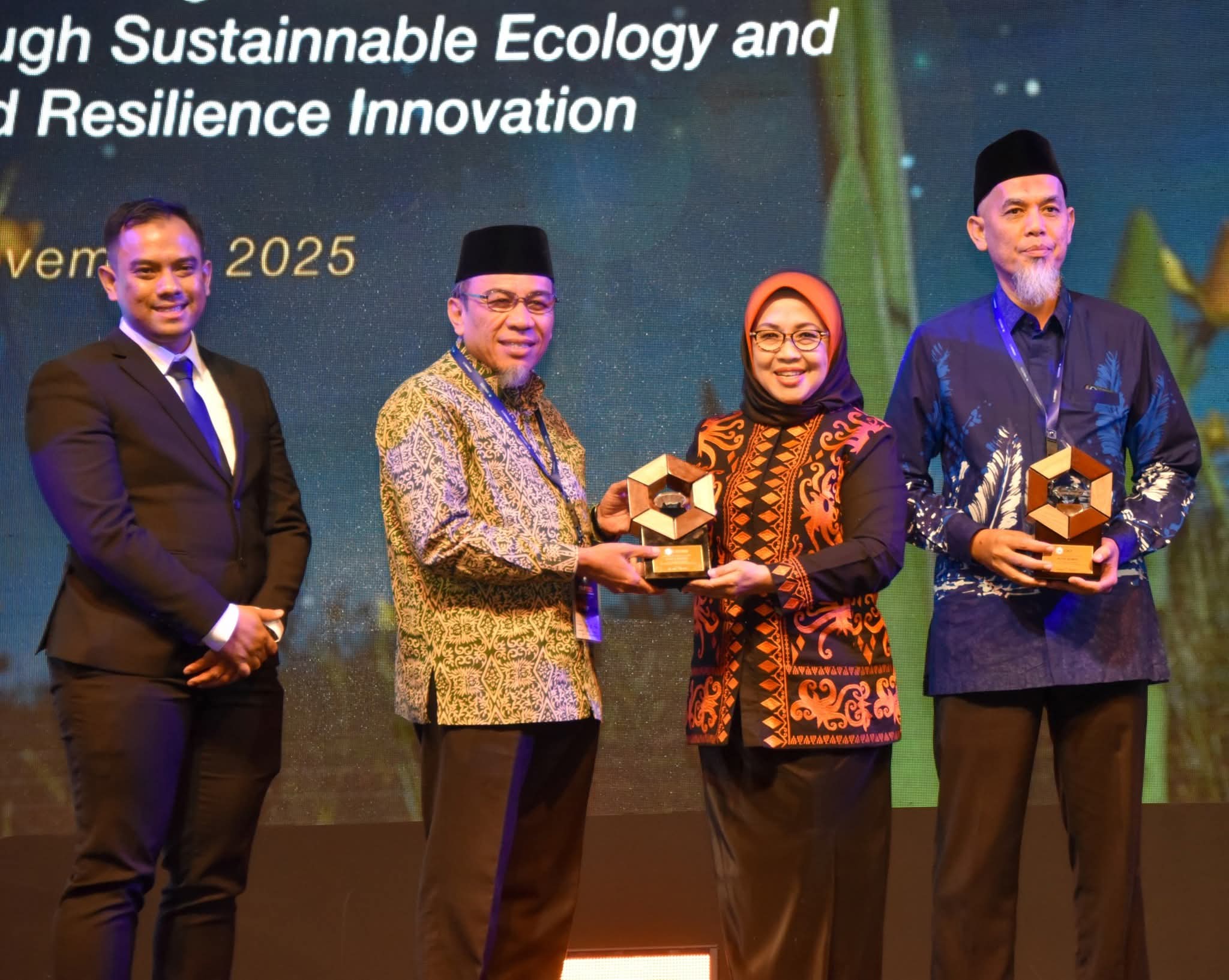 Wakil Wali Kota Padang Maigus Nasir Terima Penghargaan Special Award pada ajang Indonesia Smart Nation Awards (ISNA) 2025.(Foto:Diskominfo Padang)