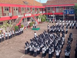 Momentum Upacara HUT PGRI ke-80 dan HGN 2025 Ketua PGRI Bumiayu Ajak Guru Berinovasi