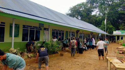 Damkar Kota Padang ikut bersihkan lingkungan SD–SMPS IT Internasional Al-Amin di Kelurahan Gurun Laweh Kecamatan Nanggalo.(Foto:IST)