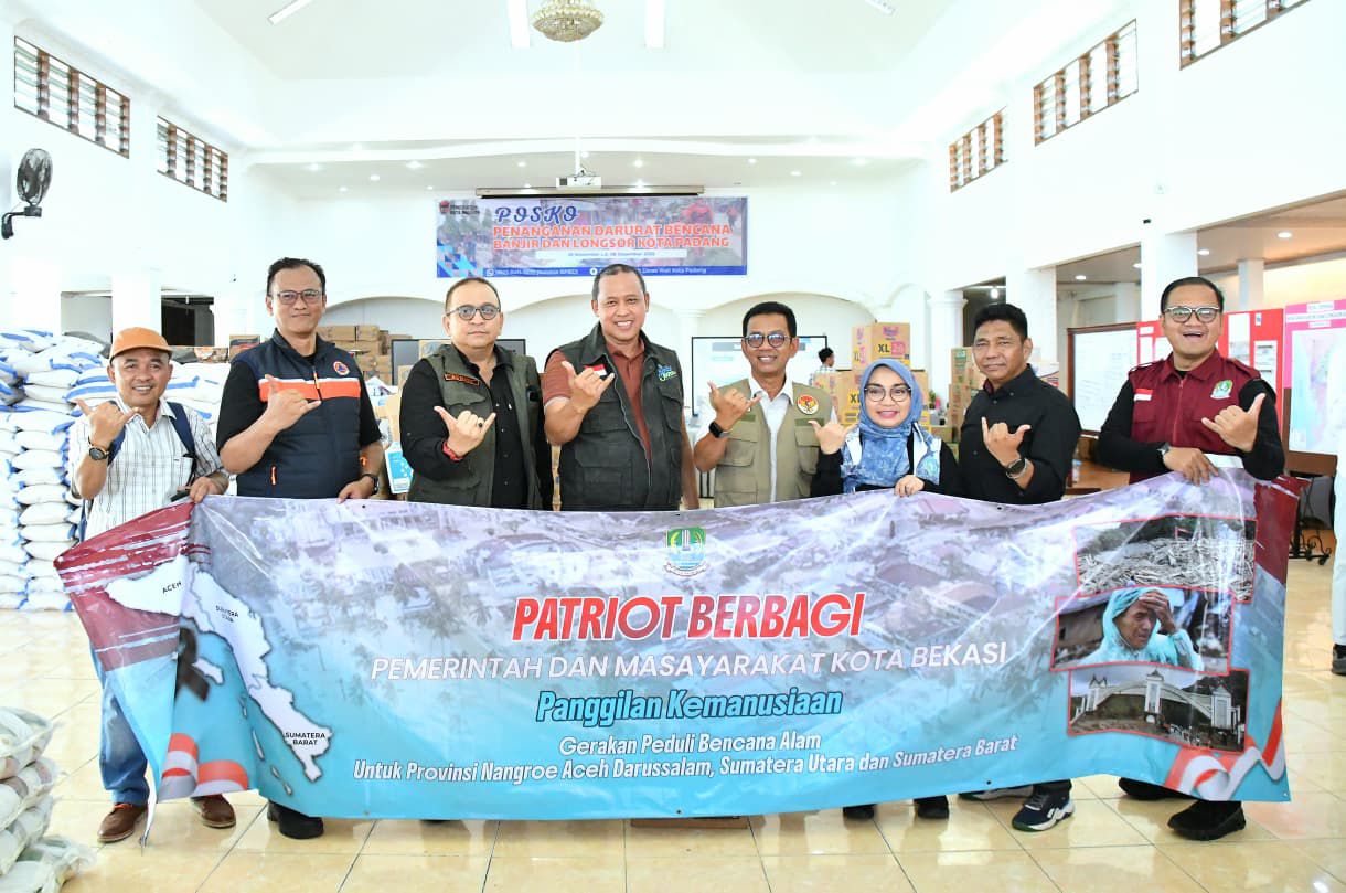 Bantuan Pemkot Bekasi Diserahkan untuk Warga Terdampak Bencana di Kota Padang 1 Wali Kota Bekasi, Tri Adhianto Tjahyono,menyerahkan bantuan yang diterima jajaran Pemerintah Kota Padang di Posko Tanggap Darurat Bencana Kota Padang.(Foto:Ist)