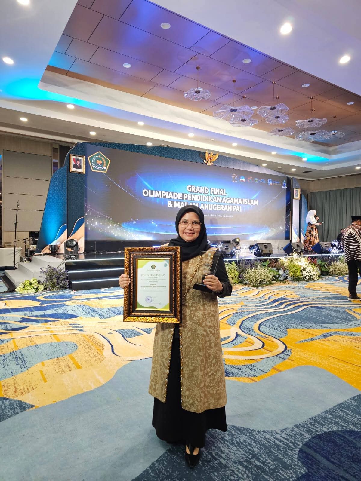 Staf Ahli Wali Kota Padang Bidang Kemasyarakatan dan SDM, dr. Feri Mulyani Hamid, menerima penghargaan Anugerah Tanda Cinta PAI 2025 di Jakarta.(Foto:Diskominfo Kota Padang)