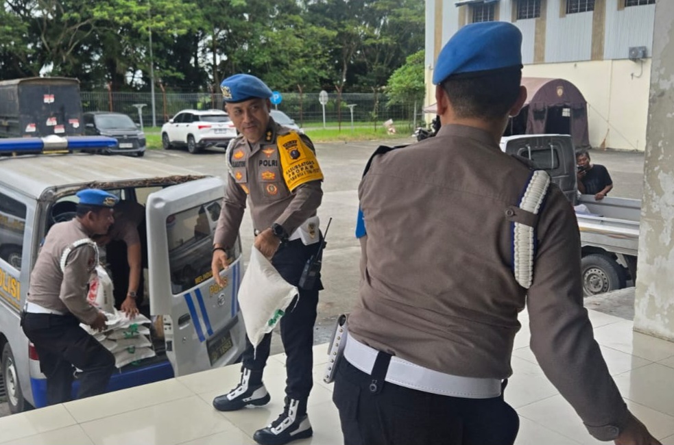 Polda Aceh Salurkan Bantuan Kadiv Propam ke Aceh Tengah Untuk Penanganan Bencana 1 IMG 20251222 WA0000