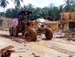 PTPN Kebun Pulo Tiga Bantu Alat Berat Buka Akses Jalan di Tiga Desa Pedalaman Tamiang