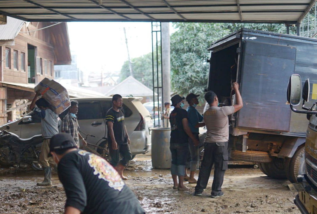 Bantuan Logistik Besar untuk Tamiang, Aceh Timur dan Kota Langsa yang Dihimpun Polda Aceh Mulai Distribusi 2 IMG 20251207 163644