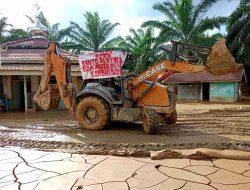 Kembali Bantu Alat Berat, PTPN Kebun Pulau Tiga Bersihkan Halaman Mesjid dan Jalan Lintas