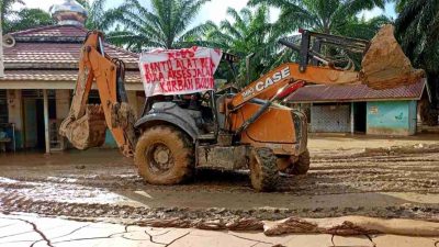 Kembali Bantu Alat Berat, PTPN Kebun Pulau Tiga Bersihkan Halaman Mesjid dan Jalan Lintas 9 IMG 20251212 160732
