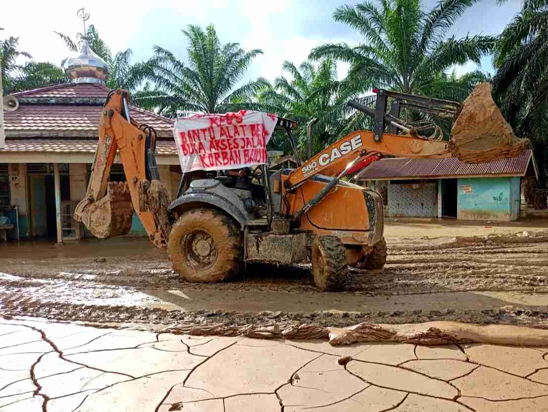 Kembali Bantu Alat Berat, PTPN Kebun Pulau Tiga Bersihkan Halaman Mesjid dan Jalan Lintas 1 IMG 20251212 160732