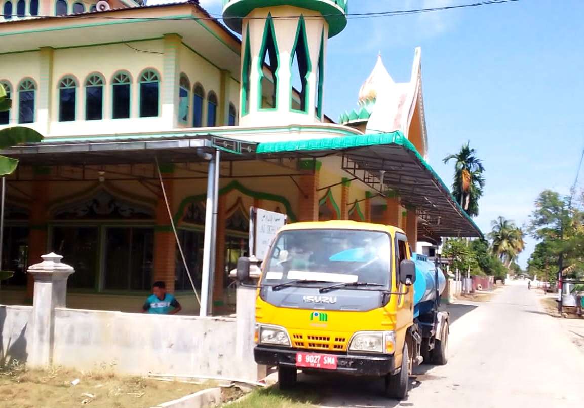 Krisis Air di Langsa, PDAM Tirta Keumuneng Suplay Air Bersih ke Mesjid 1 IMG 20251214 221635