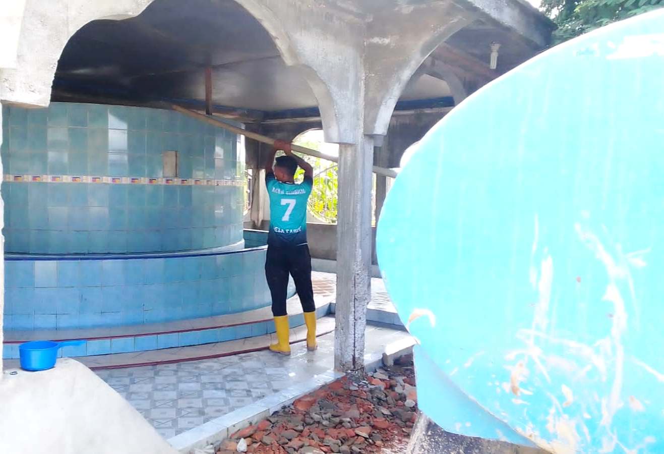 Krisis Air di Langsa, PDAM Tirta Keumuneng Suplay Air Bersih ke Mesjid 2 IMG 20251214 221704