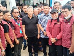 Menko Pangan Zulkifli Hasan bersama Wali Kota Langsa Salur Bantuan ke Pengungsi