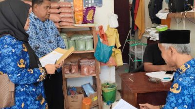 Isu Pupuk Subsidi Dijual di Atas HET, Kadistan Pangan Simeulue: Apabila Ditemukan, Akan Ditindak Tegas 4 Sekda Simeulue, Asludin, S.E., M.Kes, bersama Tim Pengawasan Pupuk Bersubsidi gelar kegiatan monitoring dan pengawasan pupuk bersubsidi di sejumlah kios penyalur di wilayah Kabupaten Simeulue, Rabu (17/12/2025). Foto: Ist