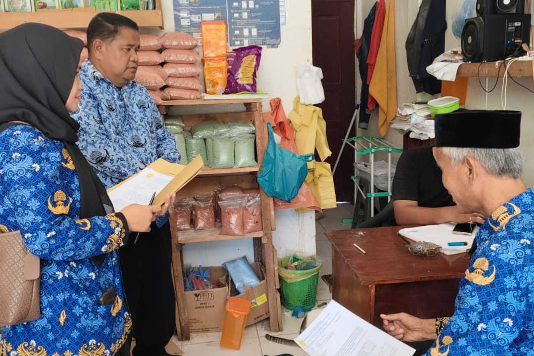 Sekda Simeulue, Asludin, S.E., M.Kes, bersama Tim Pengawasan Pupuk Bersubsidi gelar kegiatan monitoring dan pengawasan pupuk bersubsidi di sejumlah kios penyalur di wilayah Kabupaten Simeulue, Rabu (17/12/2025). Foto: Ist