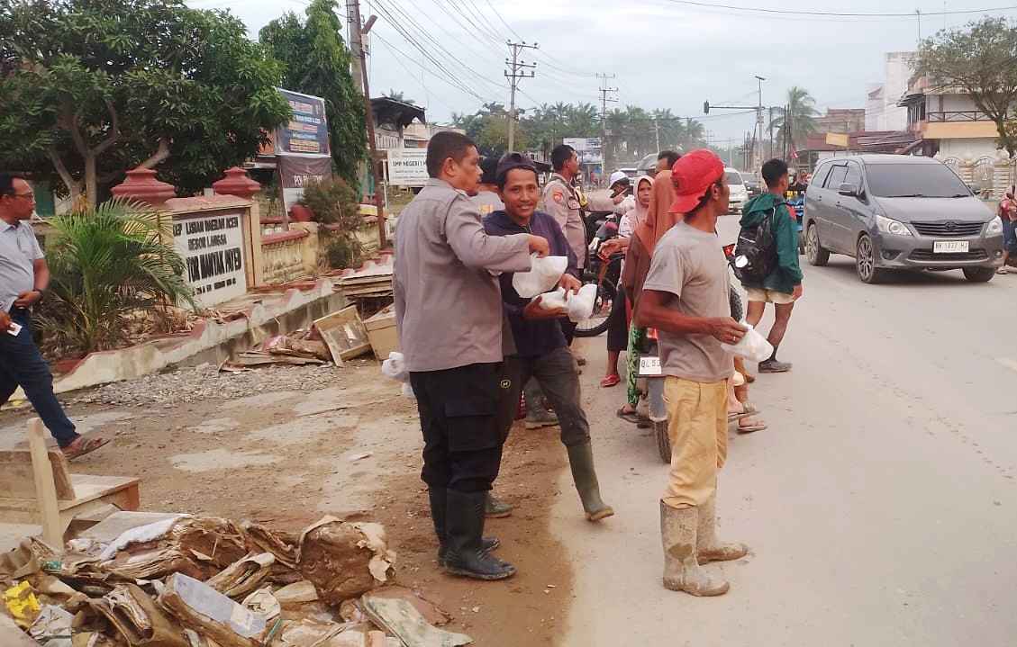 Jumat Berkah di Pengungsian Manyak Payed, Polres Langsa Bagi 600 Nasi Siap Saji 2 IMG 20251219 220713