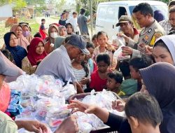 Jumat Berkah di Pengungsian Manyak Payed, Polres Langsa Bagi 600 Nasi Siap Saji