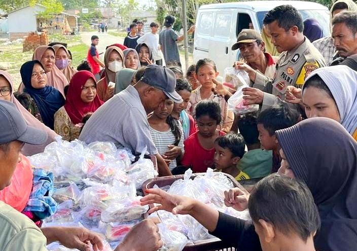 Jumat Berkah di Pengungsian Manyak Payed, Polres Langsa Bagi 600 Nasi Siap Saji 1 IMG 20251219 220829