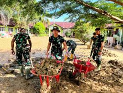 Peduli Pendidikan di Langsa, Kodim 0104/Atim Gotong Royong Bersihkan Lumpur Banjir pada Sekolah