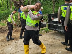 Aksi Nyata Kapolres Brebes, Turun Langsung Salurkan Bantuan dan Ikut Renovasi Jembatan Cibiuk