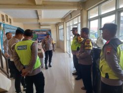 Pastikan Kedisiplinan Personel, Sie Propam Polres Brebes Cek Pospam Ops Lilin Candi di Pintu Masuk Jateng