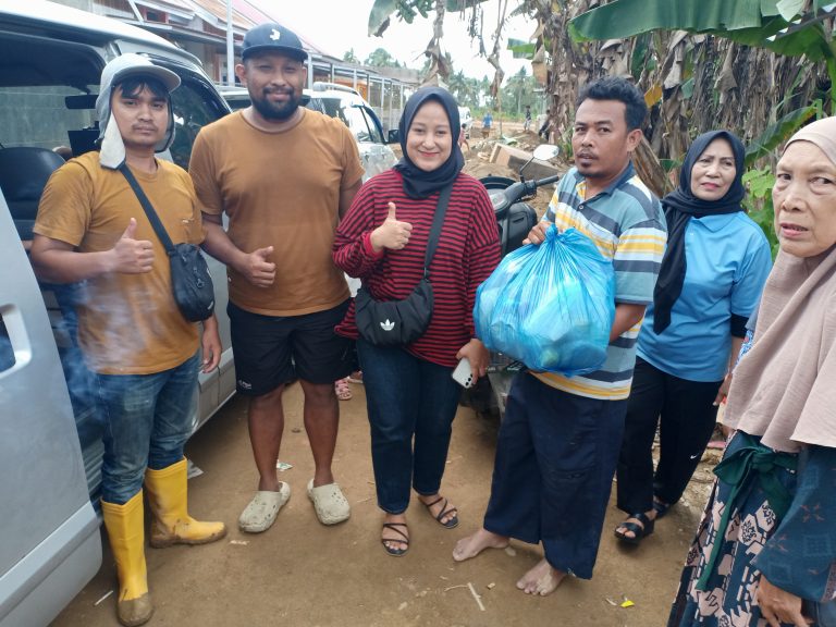 Keluarga Amel–Harisstio Bagikan 200 Nasi Bungkus untuk Pengungsi di Gurun Laweh 1 Keluarga Amel-Harisstio Berbagi 200 Nasi Bungkus Untuk Pengungsi Gurun Laweh.(Foto:Ist)