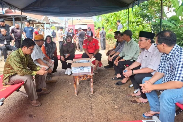 Wakil Wali Kota Padang, Maigus Nasir dampingi Wakil Bupati Dharmasraya Leli Arni meninjau kawasan terdampak banjir bandang di Tabing Banda Gadang.(Foto: IST)