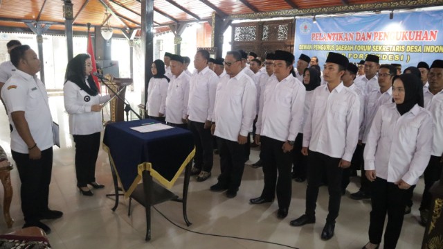 Lantik Forsekdesi, Bupati Mengajak Sekretaris Desa Bekerja Sepenuh Hati Melayani Masyarakat 1 Bupati Brebes Paramitha