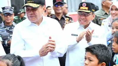 Menko Polkam Jenderal TNI (Purn) Djamari Chaniago bersama Wawako Padang,Maigus Nasir saat kunjungi Posko evakuasi korban bencana di Kec Pauh. (Foto:IST)
