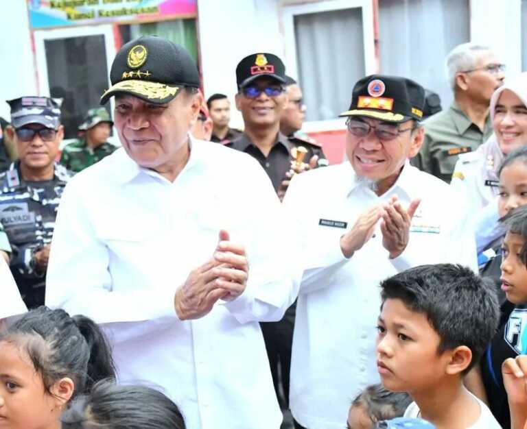 Menko Polkam Jenderal TNI (Purn) Djamari Chaniago bersama Wawako Padang,Maigus Nasir saat kunjungi Posko evakuasi korban bencana di Kec Pauh. (Foto:IST)