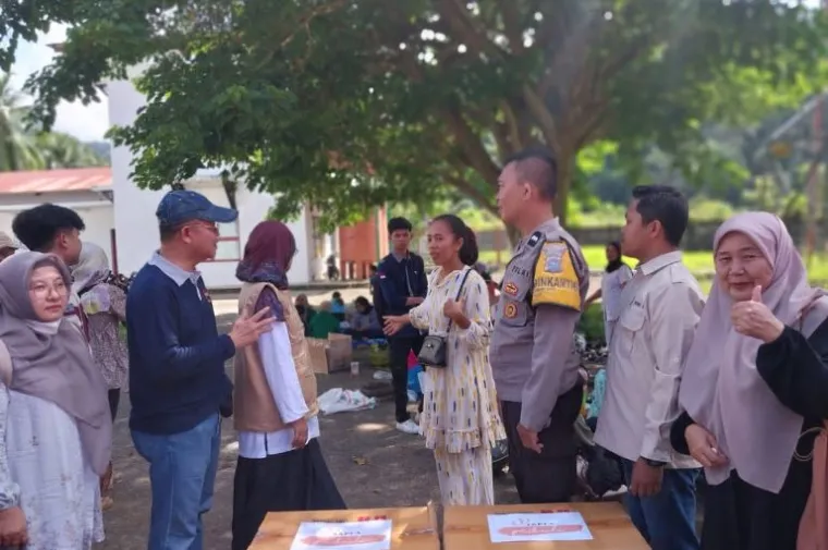 Tim Peduli Bencana Fakultas Peternakan Unand menyerahkan bantuan 8.400 butir telur kepada warga terdampak banjir dan longsor di Batu Busuk, Kecamatan Kuranji, Padang.(Foto:IST)