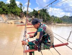 Kodim 0104/Atim Bangun Jembatan Gantung, Warga Simpang Jernih Tak Perlu Lagi Naik Perahu