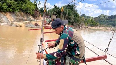 Kodim 0104/Atim Bangun Jembatan Gantung, Warga Simpang Jernih Tak Perlu Lagi Naik Perahu