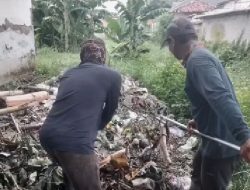 Antisipasi Hujan, Sijaga Banjir DPU Brebes Bersihkan Krosingan Jembatan dan Saluran Air di Sejumlah Titik