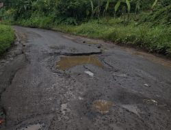 Jalan Rusak Kepung Kabupaten Pandeglang, Narasi Pembangunan Dipertanyakan Warga