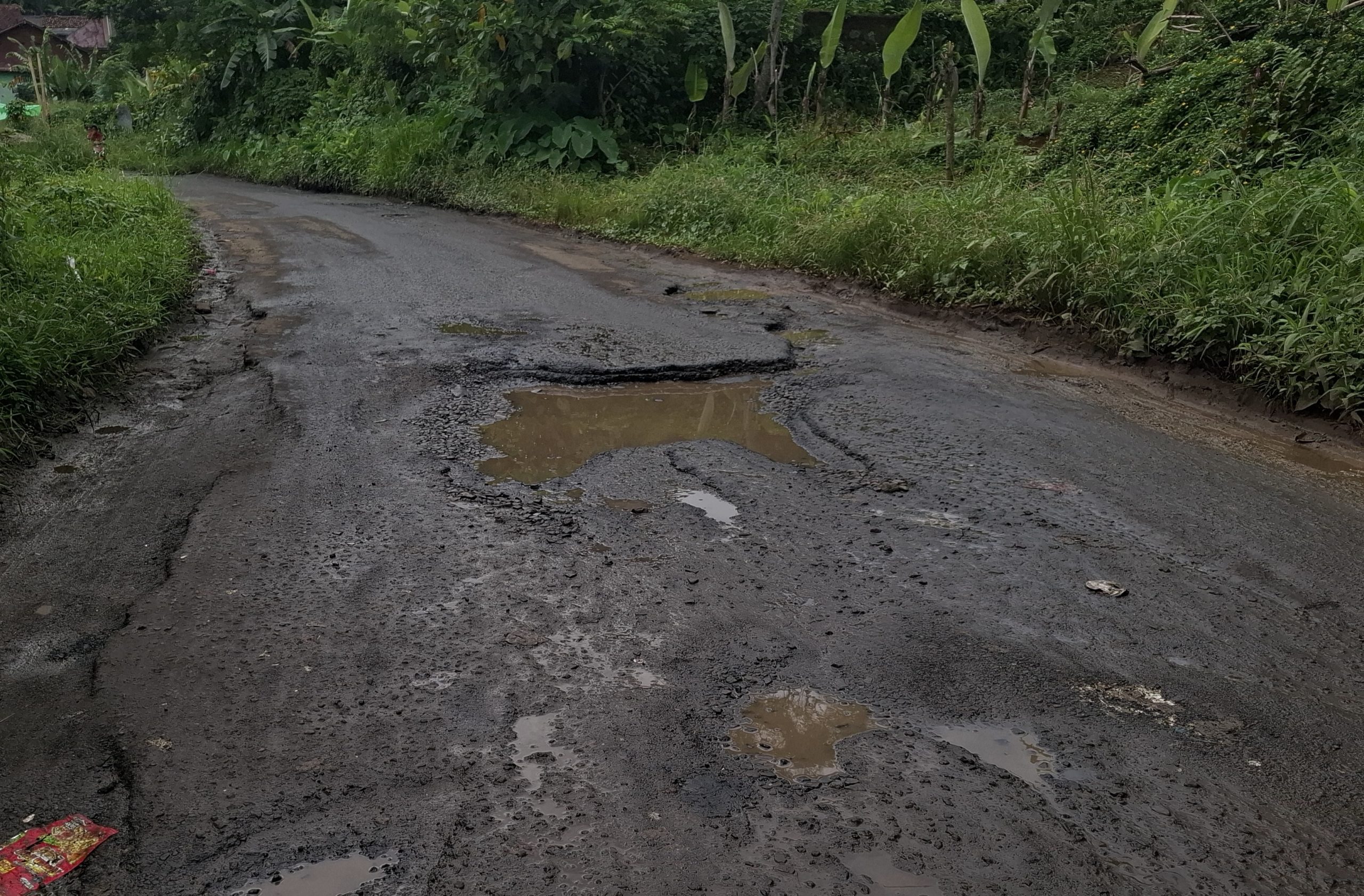 Jalan Rusak Kepung Kabupaten Pandeglang, Narasi Pembangunan Dipertanyakan Warga 1 20260214 141125 1 scaled
