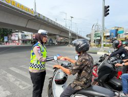 Satgas Preemtif Operasi Keselamatan Seulawah 2026 Edukasi Masyarakat Tertib Berlalu Lintas Melalui Pembagian Brosur