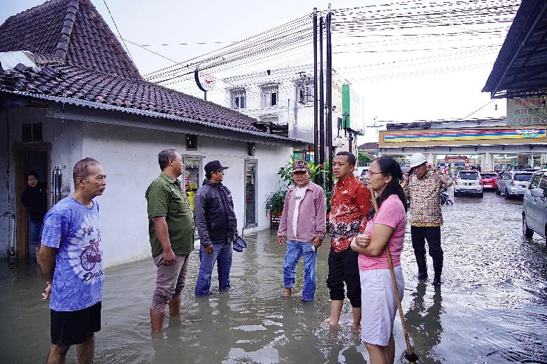 Hujan Deras Picu Banjir di Pringsewu Kota, Bupati Tinjau Sistem Drainase 1 IMG 20260213 WA0021
