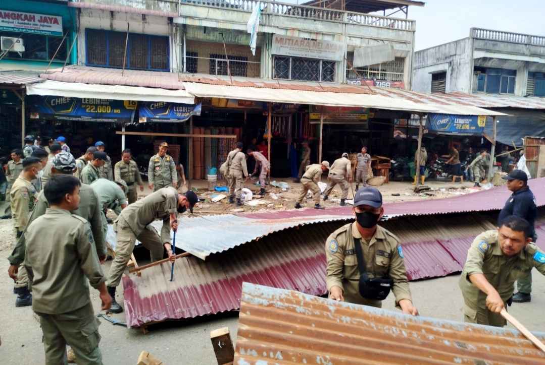 Lapak Liar di Pasar Langsa Akhirnya Dibongkar Satpol PP 1 IMG 20260203 094319