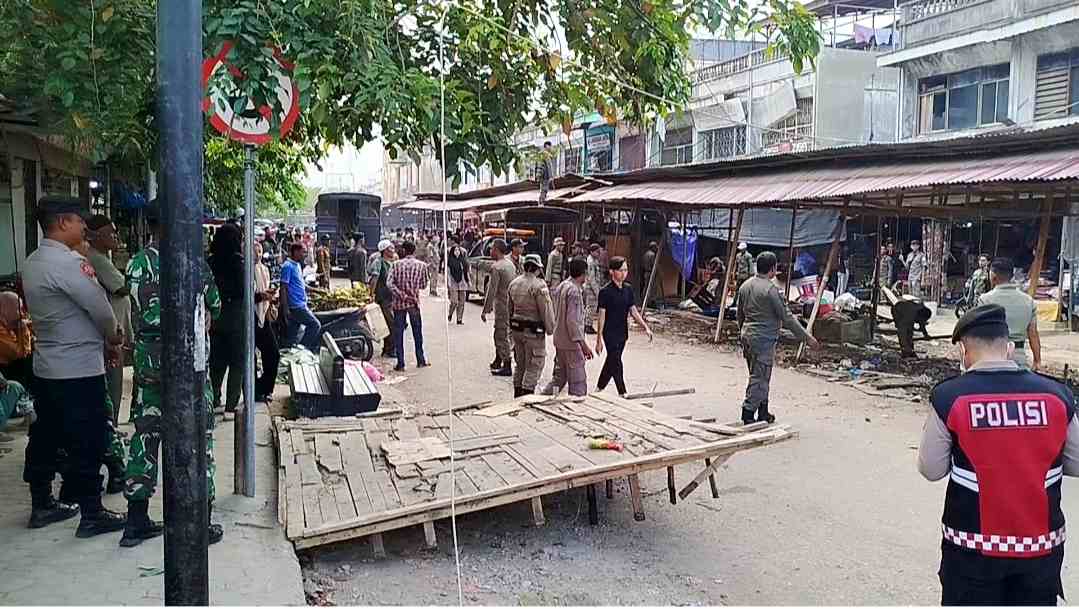 Lapak Liar di Pasar Langsa Akhirnya Dibongkar Satpol PP 3 IMG 20260203 094440