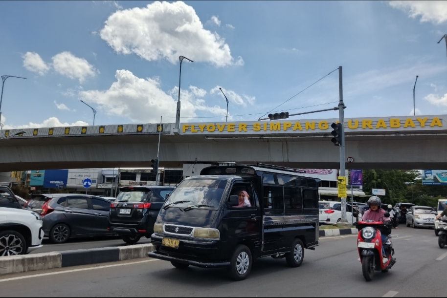 Traffic Light tidak berfungsi, Kondisi arus lalu lintas di Simpang Surabaya, Banda Aceh. Kamis (05/02/2026). Foto: dok.hariandaerah.com