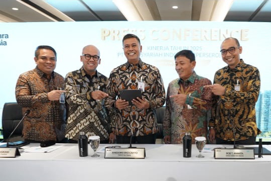 Direktur Utama BSI Anggoro Eko Cahyo (tengah), Direktur Sales & Distribution BSI Anton Sukarna (kiri), Direktur Finance & Strategy BSI Ade Cahyo Nugroho (dua dari kiri), Wakil Direktur Utama BSI Bob T. Ananta (dua dari kanan) dan Direktur Risk Management BSI Grandhis H. Harumansyah (paling kanan) menyampaikan paparan kinerja Perseroan untuk tahun buku 2025 di Kantor Pusat BSI. Jum'at (06/02/2026). Foto: ist