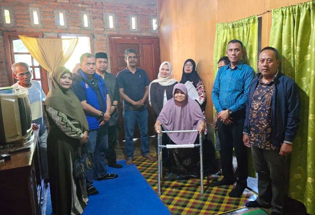 Jumat Berkah, Pemko Langsa Serah 38 Alat Bantu Jalan Bagi Penderita Penyakit Lumpuh 2 IMG 20260213 222931