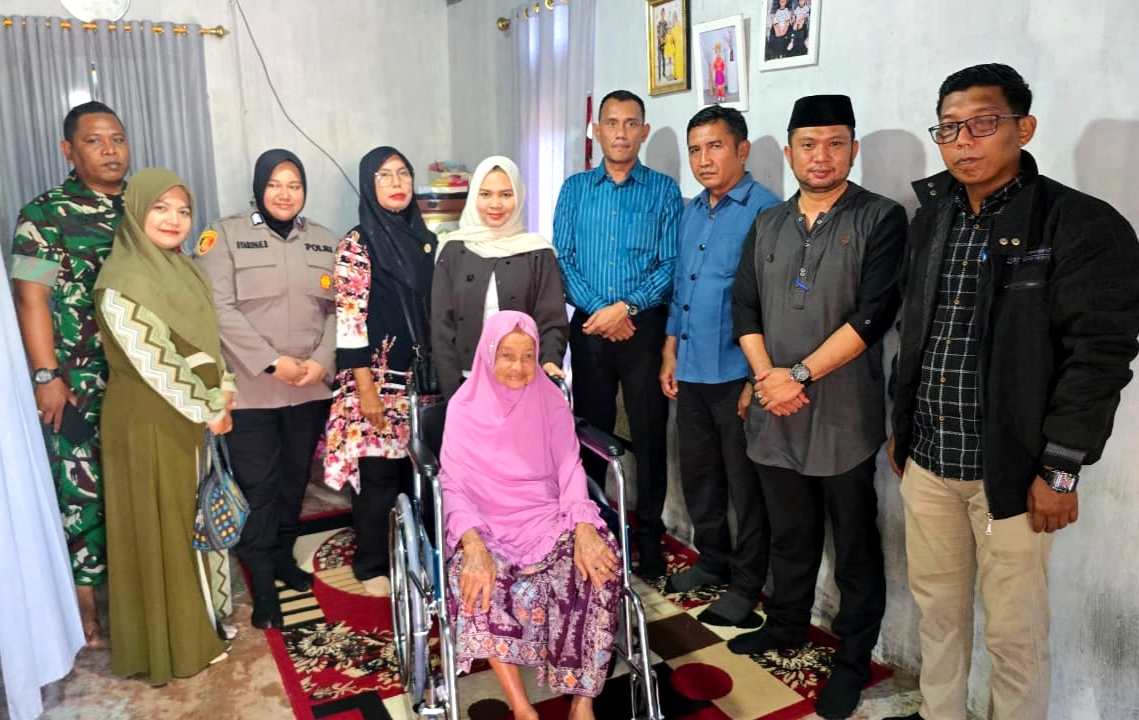 Jumat Berkah, Pemko Langsa Serah 38 Alat Bantu Jalan Bagi Penderita Penyakit Lumpuh 3 IMG 20260213 223031
