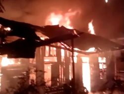 Breaking News: Dua Rumah Kayu Ludes Terbakar di Langsa Kota