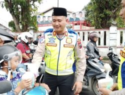 Sinergi Polisi dan Media di Bulan Ramadhan: Kasatlantas Polres Brebes Bagikan Takjil dan Buka Puasa Bersama