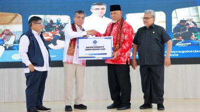 Kemnaker Salurkan Bantuan Rp30,3 Miliar untuk Pemulihan Ekonomi Sumbar 10 Kemnaker Salurkan Bantuan Rp30,3 Miliar untuk Pemulihan Ekonomi Sumbar. Kamis (12/02/2026). Foto: Ist