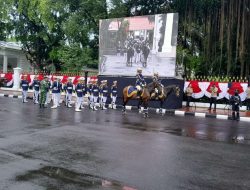 Dalam kondisi hujan serah terima berjalan dengan khidmat