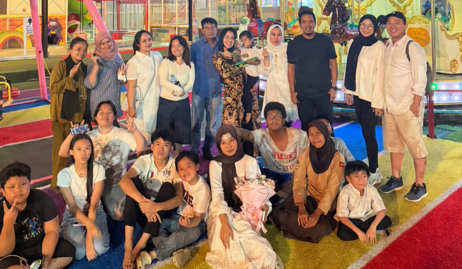 Kerapatan Indonesia Tanah Air menggelar santunan anak yatim dan pembagian 700 paket sembako di Tanah Merah, Jakarta Barat, Minggu (1/3/2026). Kegiatan dipimpin Sekretaris Jenderal Camelia Petir dan menjadi program tahunan organisasi di bawah koordinasi Ketua Umum Kiai Maman Imanulhaq. Camelia mengatakan, santunan anak yatim merupakan amalan mulia dalam Islam karena membantu memenuhi kebutuhan hidup mereka, mulai dari makanan, pakaian hingga pendidikan, sekaligus memberi kasih sayang bagi anak yang kehilangan ayah. Ia menambahkan, amalan tersebut dijanjikan kedudukan mulia di surga, sedekat jari telunjuk dan jari tengah dengan Rasulullah SAW. “Kegiatan ini merupakan wujud syukur dan kepedulian sosial kami. Selain itu, menjadi sarana mempererat silaturahmi antarumat serta membantu meringankan beban sesama yang membutuhkan,” ujar Camelia. Tema kegiatan tahun ini “Indahnya Ramadan Berbagi Melalui Menuai Berkah”. Sasaran penerima manfaat meliputi anak yatim, kaum dhuafa, dan muallaf. Bantuan yang disalurkan berupa paket sembako berisi kebutuhan pokok yang diharapkan dapat membantu memenuhi kebutuhan selama Ramadan. Camelia berharap kegiatan tersebut membawa keberkahan bagi semua pihak serta mendorong masyarakat terus menumbuhkan semangat berbagi, khususnya pada bulan Ramadan dan momen 10 Muharram.